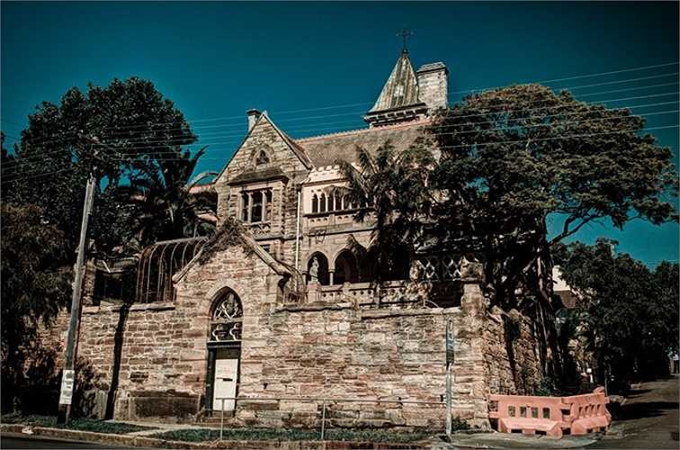 Lâu đài ma ám mang phong cách Gothic Victoria tại Annandala, Sydney, Australia. Tòa biệt thự này bị đồn rằng bị ám bởi hồn ma của một người phụ nữ váy trắng. Nhiều người tò mò cả gan đến thăm tòa biệt thự này đều khiếp đảm kể lại rằng họ thấy các cửa chính lẫn cửa sổ tự động đóng, mở, những hồn ma lập lờ trong bóng tối và người phụ nữ mặc váy trắng lang thang trên các hành lang. 