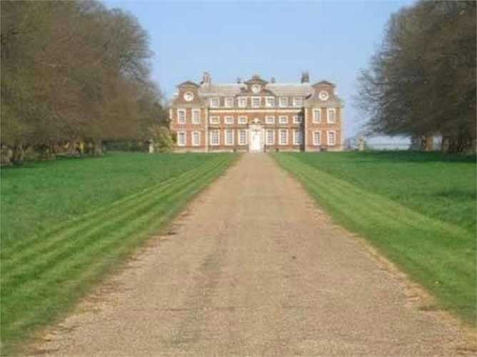  Raynham Hall (Anh): Chính tại biệt thự Raynham Hall, nhiếp ảnh gia Captain Provand và người phụ tá là Indre Shira chụp được bức ảnh ma nổi tiếng nhất mọi thời đại. Bức ảnh ghi lại được hình dáng của một bóng ma tại tầng trệt biệt thự. Tương truyền bóng ma trong lâu đài là linh hồn không siêu thoát của bà Dorothy Walpole, phu nhân của lãnh chúa Viscount Townshend. 