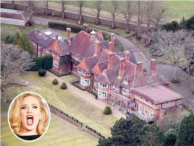  Biệt thự ma ám của Adele: Sau đại thắng tại lễ trao giải Grammy 2012 với 6 giải thưởng lớn, ca sĩ Adele đã tự thưởng cho bản thân mình khi thuê một biệt thự trị giá 10 triệu USD với diện tích 100.000 m2 tại khu Home Counties, Mỹ. Tuy nhiên, dinh thự sang trọng với 10 phòng ngủ và khuôn viên rộng rãi đã trở thành nỗi ám ảnh của Adele vì cô cho rằng căn nhà bị ma ám nặng nề. 