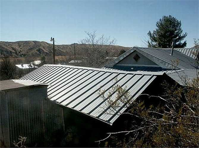 Nhà ma ám ở Ghost Town, New Mexico, Mỹ: Josh Bond, chủ sở hữu của một ngôi nhà ở trung tâm thị trấn ma, Cuchillo, New Mexico, Mỹ phải bán tống bán tháo khối tài sản của mình bởi nhiều ngày mất ăn mất ngủ vì bị ma ám. 