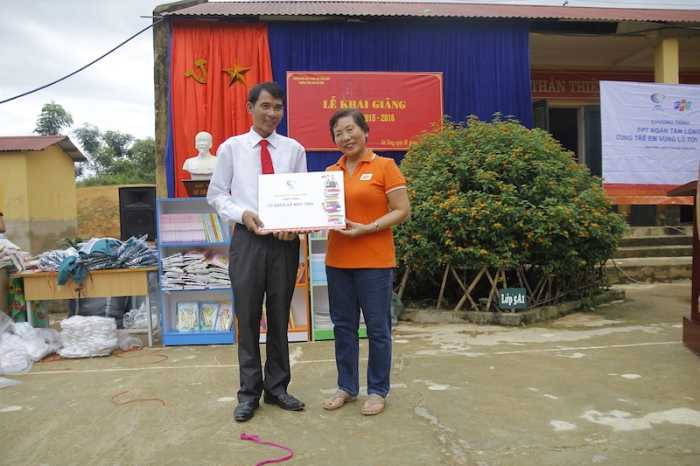 Tặng gần 200 triệu đồng cho học sinh vùng lũ Điện Biên