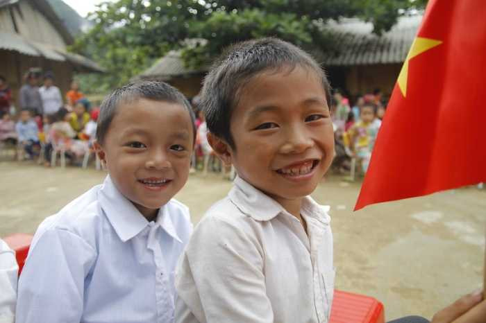 Tặng gần 200 triệu đồng cho học sinh vùng lũ Điện Biên