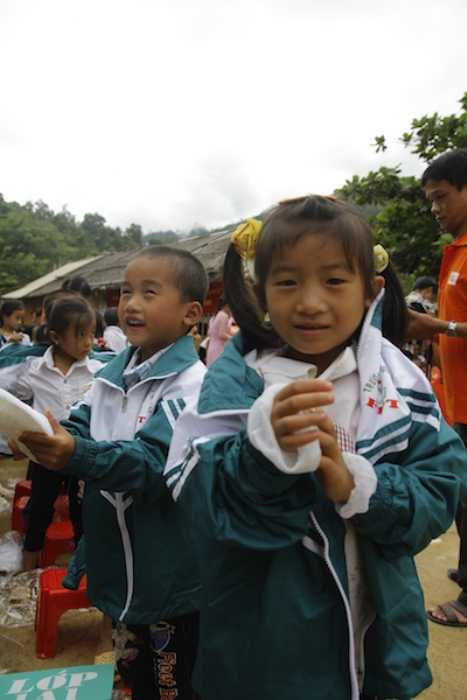 Tặng gần 200 triệu đồng cho học sinh vùng lũ Điện Biên