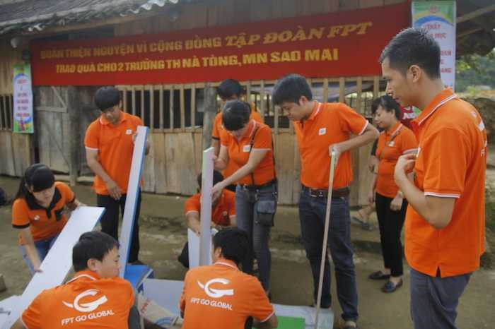 Tặng gần 200 triệu đồng cho học sinh vùng lũ Điện Biên