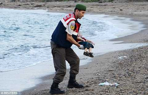 Bức ảnh em bé tị nạn Syria chết trên bờ biển gây chấn động cả thế giới