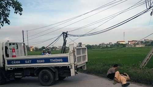 Chiếc xe ô tô chuyên dụng của CSGT nằm ngang đường. Ảnh: Người dân cung cấp Chiếc <a href='https://vtcnews.vn/oto-xe-may.31.0.html' >xe ô tô</a> chuyên dụng của CSGT nằm ngang đường. Ảnh: Người dân cung cấp