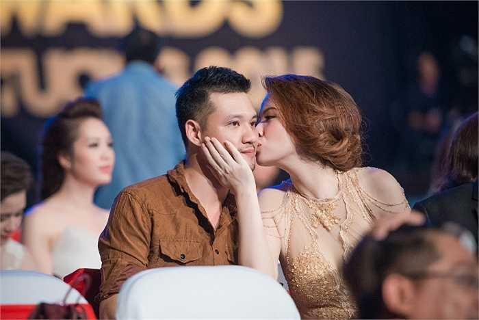 Tham dự VTV Awards - Ấn tượng VTV, Đan Lê không ngần ngại thơm má, trao cho ông xã Khải Anh những cử chỉ tình tứ.