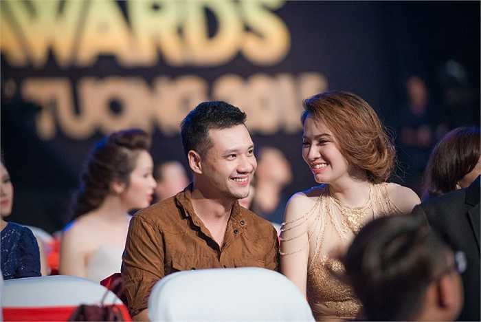 Cặp đôi tay trong tay nói cười hạnh phúc.