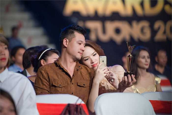 Đan Lê tinh nghịch chụp lại cúp lưu niệm của ông xã.