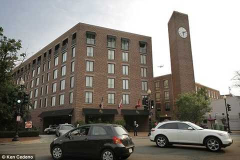 Khách đặt phòng tại khách sạn Four Seasons buộc phải di chuyển tới các khu nghỉ dưỡng khác. Khách đặt phòng tại khách sạn Four Seasons buộc phải di chuyển tới các khu nghỉ dưỡng khác.