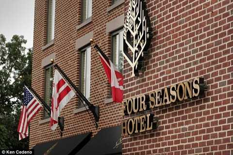 Nhà vua Salman chưa thỏa mãn với tiện nghi có sẵn ở khách sạn sang trọng bậc nhất thủ đô nước Mĩ. Nhà vua Salman chưa thỏa mãn với tiện nghi có sẵn ở khách sạn sang trọng bậc nhất thủ đô nước Mĩ.