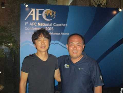 Chuyên gia Takashi Morimoto (phải) và HLV Toshiya Miura (trái) chụp hình cùng nhau trước thềm hội thảo HLV các ĐTQG châu Á do AFC tổ chức mới đây tại Kuala Lumpur, Malaysia