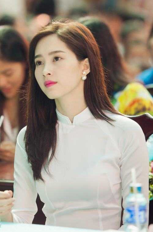 Hoa hậu Thu Thảo diện áo dài trắng đi trao học bổng