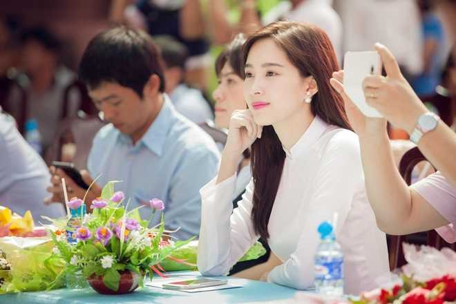 Hoa hậu Thu Thảo diện áo dài trắng đi trao học bổng