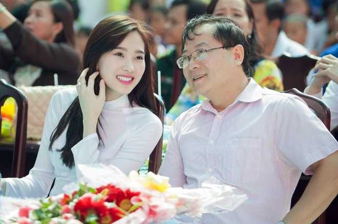 Hoa hậu Thu Thảo diện áo dài trắng đi trao học bổng