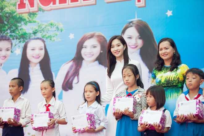 Hoa hậu Thu Thảo diện áo dài trắng đi trao học bổng