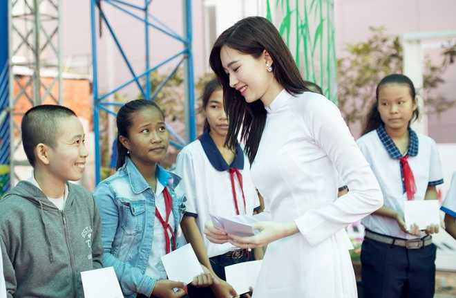 Hoa hậu Thu Thảo diện áo dài trắng đi trao học bổng