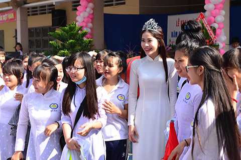 Hoa khôi Đồng bằng sông Cửu Long thu hút sự chú ý của đông đảo thầy cô và các bạn khi diện bộ áo dài trắng tinh khôi kết hợp cùng gương mặt trang điểm nhẹ nhàng và nụ cười tươi tắn luôn nở trên môi ngay từ lúc vừa xuất hiện tại sân trường.