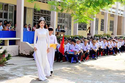 Bên cạnh đó, cô gái trẻ sinh năm 1996 cũng không giấu nổi sự xúc động và hạnh phúc khi được gặp gỡ, trò chuyện cùng những thầy cô giáo cũ đã từng dạy dỗ mình trong suốt những năm học phổ thông.