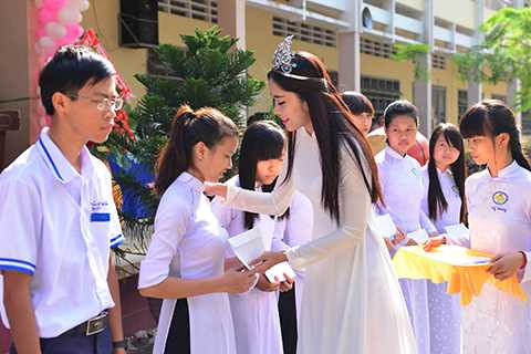 Song song đó, người đẹp gốc Tiền Giang cũng gửi lời chúc tới thế hệ đàn em năm học mới thật nhiều thành công và trích ra một số tiền từ thu nhập của cá nhân để trao tặng 10 phần quà hỗ trợ cho các bạn học sinh nghèo vượt khó học tập của trường nhân dịp này.