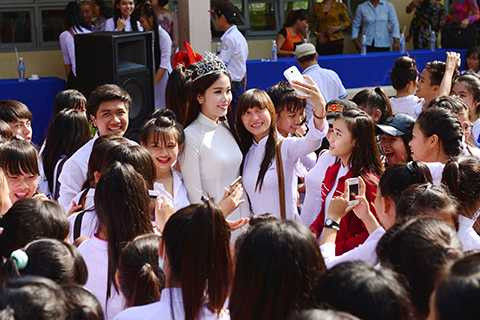 Trước khi quay trở lại TP.HCM tiếp tục với những dự án của mình, Nam Em vui vẻ dành nhiều thời gian chụp ảnh lưu niệm cùng các bạn học sinh ở trường cũ.