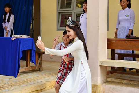 Đặc biệt, người đẹp mang số báo danh 206 của cuộc thi Hoa hậu Hoàn vũ Việt Nam 2015 còn nhí nhảnh tự sướng cùng một số bạn trẻ có mặt nơi đây. 