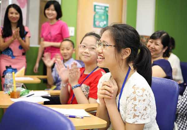 Các bạn nhỏ trổ tài hùng biện tiếng Anh khiến nhiều người nể phục