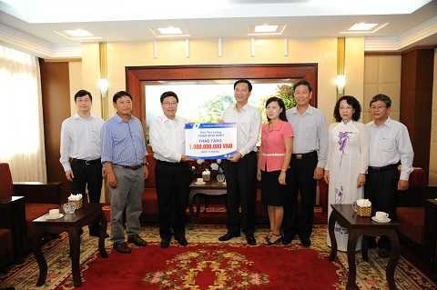Phó Thủ tướng Chính Phủ Phạm Bình Minh trao 1 tỷ đồng cho đại diện UBND tỉnh Quảng Ninh. 