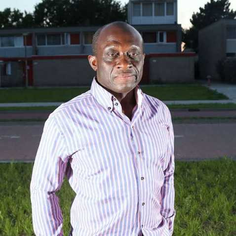 Trong khi cậu con trai nổi tiếng sống sung túc trong căn biệt thự trị giá 1.3 triệu bảng ở Eindhoven, Hà Lan, sở hữu một chiếc xe sang trọng, bố cậu, ông Dennis sống trong một ngôi nhà khiêm tốn ở ngoại ô Amsterdam