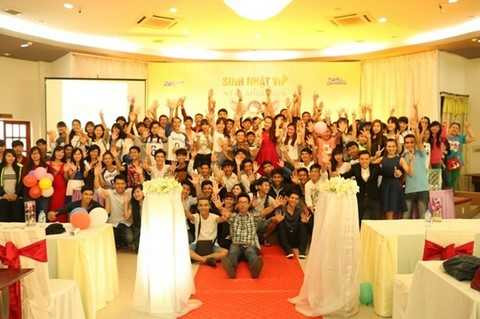 Game thủ An Giang hào hứng chụp hình lưu niệm