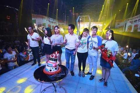 Nữ ca sĩ hào hứng cắt bánh mừng sinh nhật New Audition