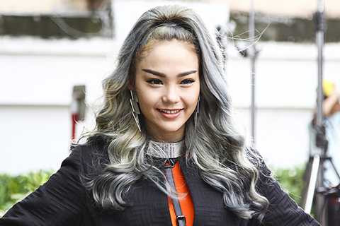 Trong MV mới, Minh Hằng sẽ hóa thân thành “người ngoài hành tinh” với mái tóc nhuộm màu ghi xám.