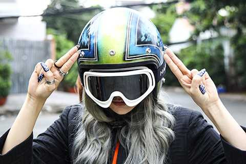 Qua hệ thống điều khiển từ một nơi xa xôi, cô có thể nhìn thấy rõ nhiều điều buồn phiền của “người trái đất” và cô nàng đã quyết định đến hành tinh xinh đẹp này để giúp mọi người thay đổi.