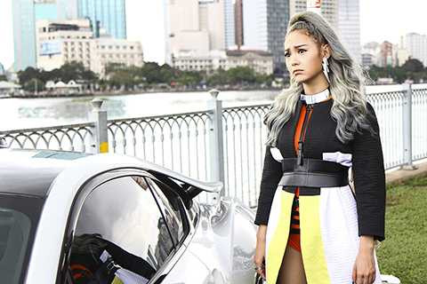 Yolo được thể hiện theo phong cách hài hước, viễn tưởng, nhiều tình huống trớ trêu xảy ra khi cô gái dù rất muốn giúp đỡ mọi người nhưng vừa nhìn thấy cô, người trái đất đã hoảng sợ bỏ chạy.