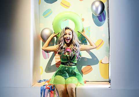 Là người của công chúng, Minh Hằng ý thức được rằng hình ảnh của cá nhân có sự tác động nhất định đến một bộ phận khán giả trẻ nên Minh Hằng trong MV Yolo từ đầu tóc đến phục trang dù có phần “khác người” thì vẫn là một “bé heo” luôn vui tươi, rạng rỡ và tràn đầy sức sống.