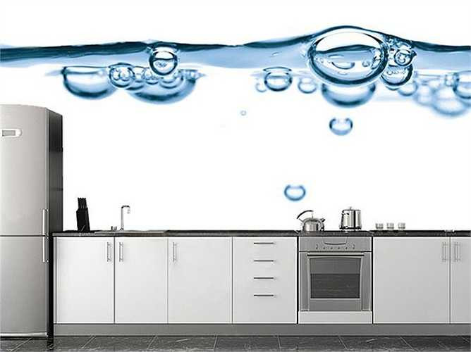 Căn bếp sáng sủa và mát mẻ hơn với bức tranh tường hình giọt nước.