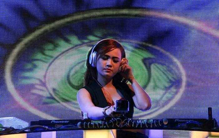 Nữ DJ thích đi du lịch, xem phim hành động và chơi những trò chơi cảm giác mạnh.