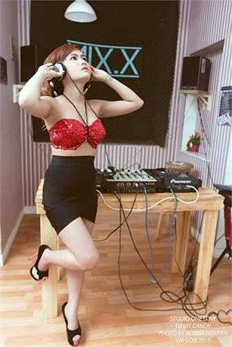 Nữ DJ cũng đang học thêm nâng cao lớp DJ để trau dồi thêm kinh nghiệm, kĩ năng về nghề.