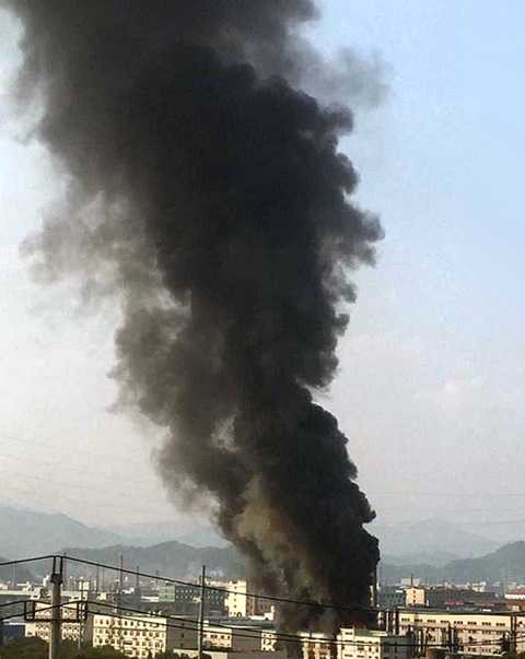Cột khói bốc lên từ vụ nổ nhà máy hóa chất cao tới cả trăm mét - Ảnh: Bưu điện Hoa Nam Cột khói bốc lên từ vụ nổ nhà máy hóa chất cao tới cả trăm mét - Ảnh: Bưu điện Hoa Nam