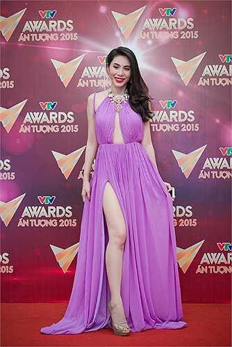 Thủy Tiên diện thiết kế khoe chân dài và vòng một sexy nóng bỏng.