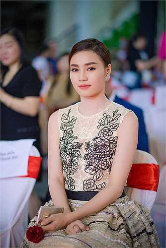 Ninh Dương Lan Ngọc ăn vận khá giản dị, nhưng ngọt ngào khi tham dự sự kiện.