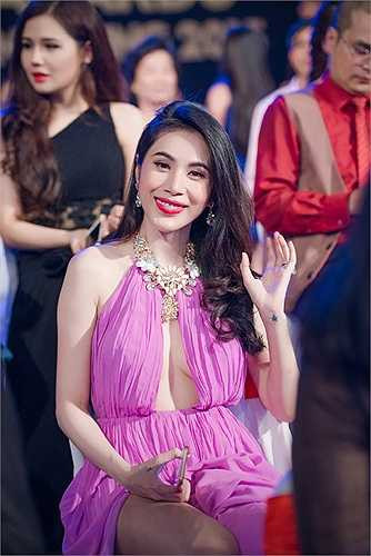 Thời gian gần đây, bên cạnh công việc ca hát, Thủy Tiên còn ngồi ghế giám khảo các gameshow.