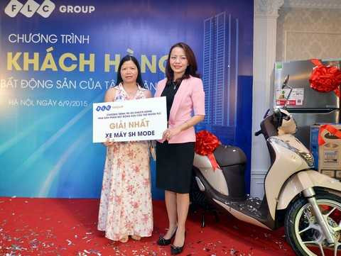 Bà Hương Trần Kiều Dung, Tổng giám đốc Tập đoàn FLC trao quà tặng may mắn là xe máy SH Mode cho khách hàng Bà Hương Trần Kiều Dung, Tổng giám đốc Tập đoàn FLC trao quà tặng may mắn là xe máy SH Mode cho khách hàng