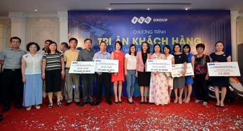 Tổng giám đốc Tập đoàn FLC chụp ảnh lưu niệm cùng các khách hàng may mắn tại buổi gặp gỡ tri ân. Tổng giám đốc Tập đoàn FLC chụp ảnh lưu niệm cùng các khách hàng may mắn tại buổi gặp gỡ tri ân.