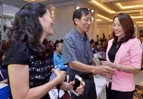 Tổng giám đốc Tập đoàn FLC trò chuyện với khách hàng Tổng giám đốc Tập đoàn FLC trò chuyện với khách hàng