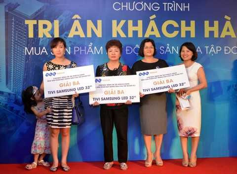 Các khách hàng may mắn tại buổi tri ân Các khách hàng may mắn tại buổi tri ân