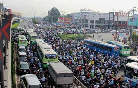 Dòng <a href='https://vtcnews.vn/oto-xe-may.31.0.html' >xe co</a>ntainer, xe tải... đứng chôn chân, trong khi xe máy phải leo lên cầu vượt thép ngã tư Thủ Đức để lưu thông