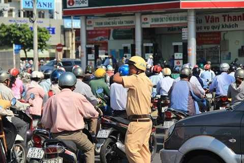 Ghi nhận tại khu vực này, do công trình Tân Sơn Nhất - Bình Lợi - Vành đai đang thi công dở dang đã bó hẹp lòng đường, gây kẹt xe trong giờ cao điểm và ảnh hưởng đến các tuyến đường phụ cận. Dù lực lượng CSGT được tăng cường điều tiết nhưng phải đến hơn 9 giờ, ùn tắc mới bắt đầu thuyên giảm