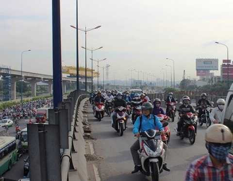 Nhiều xe đi ngược chiều trên cây cầu này gây nên tình trạng hỗn loạn và nguy cơ tai nạn rất cao. Hàng ngàn người sợ trễ giờ làm, giờ học phải cố len qua các hẻm nhỏ khiến nhiều tuyến đường phụ cận cũng bị ùn tắc nghiêm trọng. Trong khi đó, các trạm xe buýt trên xa lộ Hà Nội cũng đông nghẹt người đứng chờ vì xe không tới, nhiều người đành phải đi xe ôm để kịp giờ