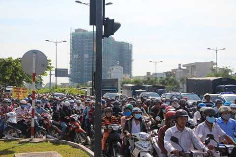 Trong khi đó, nút giao thông đoạn qua vòng xoay Phạm Văn Đồng – Nguyễn Thái Sơn (quận Gò Vấp, TP HCM) cũng bị ùn tắc nghiêm trọng suốt gần 3 giờ trong buổi sáng ngày đầu tuần. Nguyên nhân, đường Phạm Văn Đồng thì lớn nhưng các đường xương cá xung quanh lại quá hẹp. Không kẹt mới lạ!